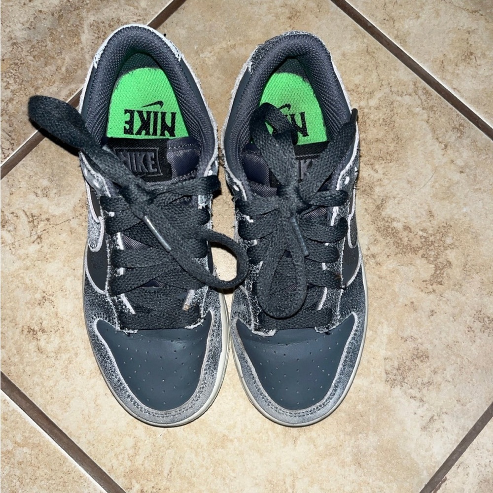 NIKE DUNK LOW SE (GS)-IRON GREY/PHANTOM-GHOST GREEN